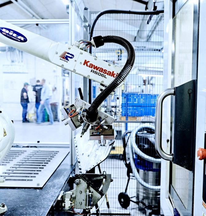 Teknologi - Maskinpark med robot - Hosta Industries A/S